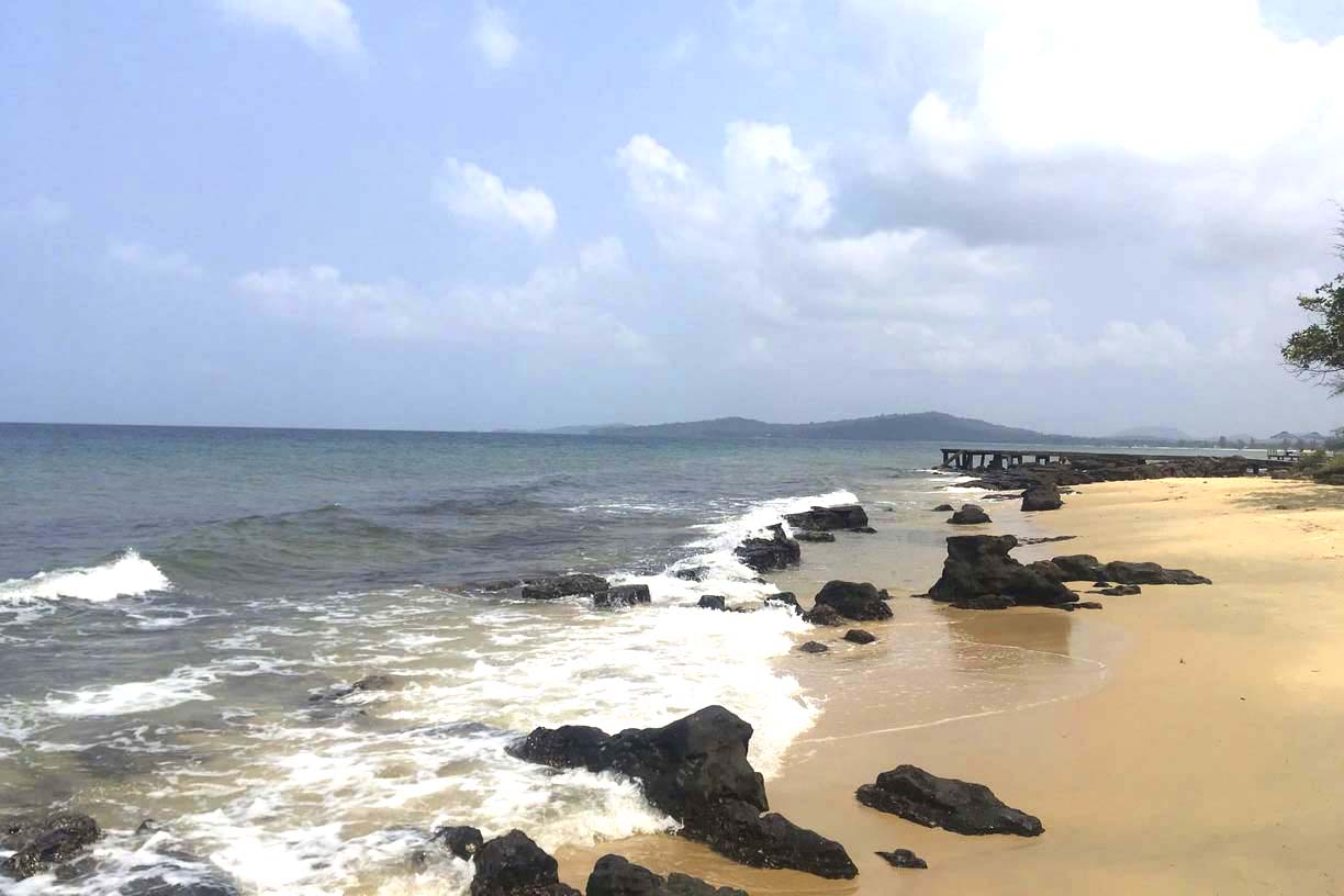 Пляж Ong Lang Beach теплое море, чистый песок и тишина